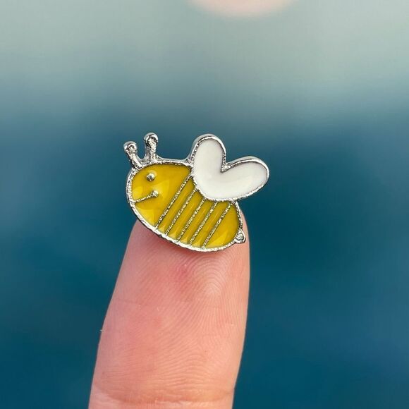 Small Bumble Bee R Enamel Pin/ Brooch Lapel - Picture 1 of 6
